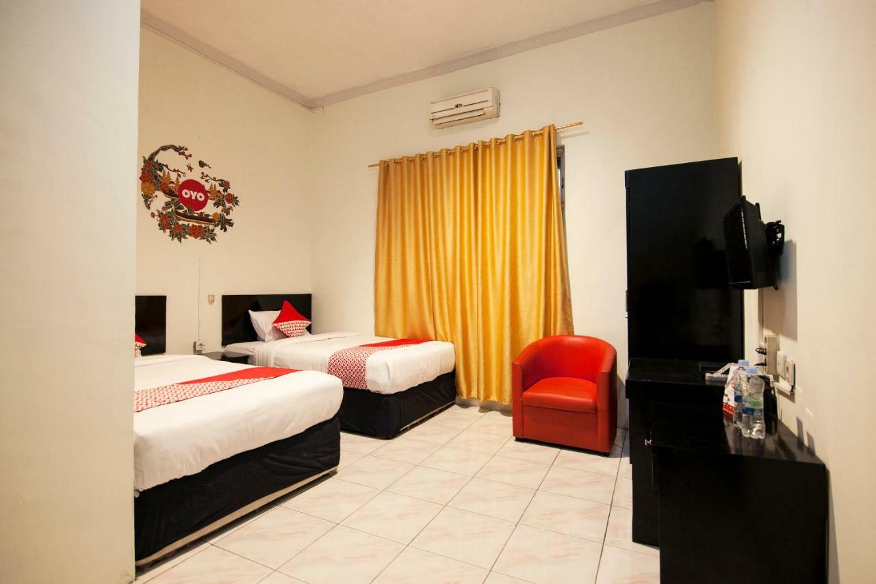 Oyo 529 Hotel Paninda Medan Exterior photo